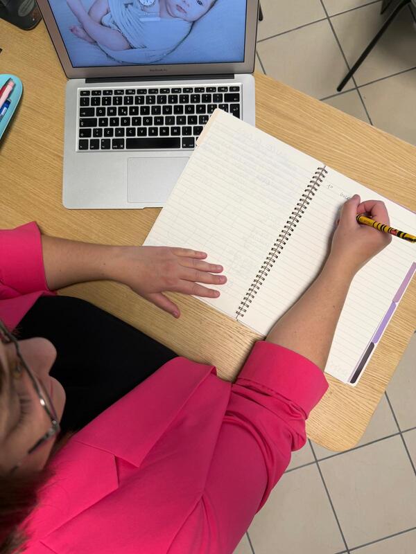 Silvia Mannarino mentre prende appunti durante una sessione di lavoro