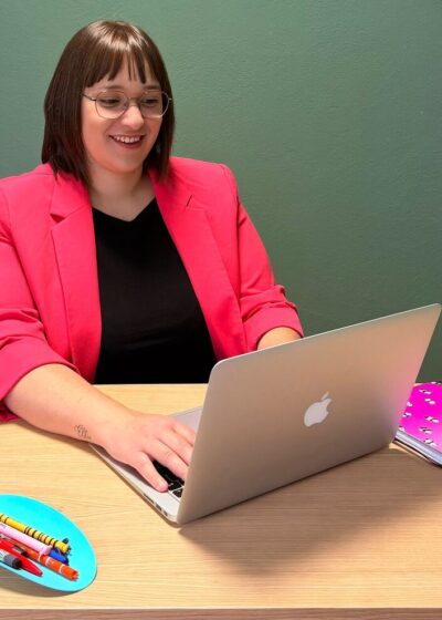 Silvia Mannarino al computer durante una sessione di lavoro educativo